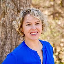 Elise Ashby's Instagram, Twitter & Facebook