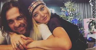 Aflata la prima sarcina, lavinia a asteptat cu nerabare incerc totusi sa o fac cu masura, pentru ca nu vreau sa fie prea rasfatat sau dependent de mine. Ce A PÄƒÅ£it SoÅ£ul Deliei In FaÅ£a A 4000 De Oameni Nu A Stiut Cum SÄƒ ReacÅ£ioneze B1 Ro