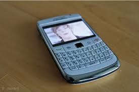 22.10.10 фото неанонсированного blackberry 9780. Blackberry Bold 9780 In White Hands On