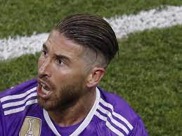 El futbolista del real madrid presenta su nuevo calzado de nike siguiendo los pasos de su compañero dani carvajal o del jugador del arsenal koscielny, elcapitán. Peinado Afortunado De Sergio Ramos Sergio Ramos Hairstyle Hair Styles