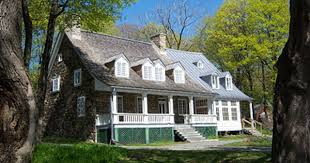 561 563 Chemin Cote Saint Antoine Maison Hurtubise Construite En 1739 Par Le Macon Jacques Bertrand Pour Jean Hurtubise Cette House Styles Mansions House
