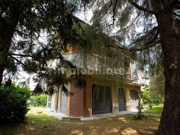 Vendita Villa unifamiliare in via Alcide De Gasperi San Colombano al Lambro.  Buono stato, posto auto, con balcone, riscaldamento autonomo, 225 m², rif.  113862475