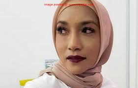 Beliau bangkit sebagai bintang sensasi setelah mengeluarkan album sulungnya madah berhelah. Myartis Com Myartis My Artis Ziana Zain Nekad Suami Tak Setuju Lafazkan Cerai