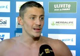A 16 anni nicolò martinenghi era già l'astro nascente del nuoto italiano, anche se le prime volte in piscina non gli piaceva nuotare, e tutti lo indicavano come l'uomo che avrebbe potuto portare il nuoto. Favoloso Martinenghi Record In Batteria Oro In Finale