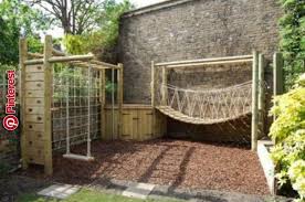 Speziell Fur Kinder Klettergerust Im Garten Hinterhof Spielplatz Hinterhof Und Spielhaus Garten