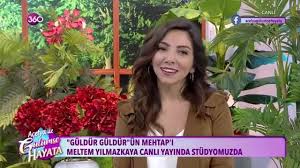 Ortaokul yıllarında profesyonel olarak animatörlük yaparak. Sevilen Oyuncu Meltem Acelya Ile Gulumse Hayata