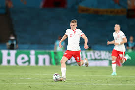 In mei 2019 debuteerde hij voor pogoń szczecin. Newonce Kacper Kozlowski Czyli Ucielesnienie Zmiany Kulturowej Paulo Sousy