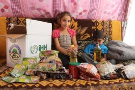 Açılımı insani yardım vakfı olan ama yardım götürürken (kutuplarda bile olsa!!!) fakir/yardıma muhtaç bir insan. Ihh Dan 15 Gunde 4 5 Milyon Suriyeliye Yardim Ihh Insani Yardim Vakfi