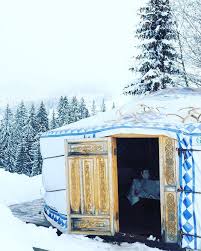 Lunch Yourte Domaine De Coulairon Ce Midi Je Dejeune Dans Un Cadre Incroyable Avez Vous Deja Ete Dans Une Yourte M Green Living Instagram House Styles