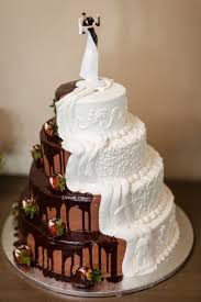Gateau Des Maries Au Chocolat Et A La Vanille In 2020 Grooms Cake Romantic Wedding Cake Brides Cake
