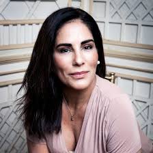 No te vayas sin reaccionar a la belleza de Glória Pires, la dama de la  televisión brasileña de esta generación. ❤