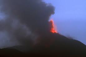 Chiuso l'aeroporto di catania a seguito dell'eruzione dell'etna e del vento che, secondo la domani, su disposizione della prefettura di catania, l'aeroporto di catania sarà chiuso al traffico dalle 8.00. Etna Fontane Di Lava Cenere E Aeroporto Di Catania Chiuso Qds
