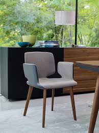 Der team 7 girado stuhl mit fußkreuz überzeugt mit seiner dreidimensionalen rückenlehne aus meisterlich geformtem naturholz, die mit ihrer. Stuhle Raumart Mobel Zum Leben