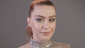 Smokey eyes sind perfekt für einen glamour look und den perfekten auftritt auf einer party. Smokey Eyes Schminken Step By Step Im Video Brigitte De