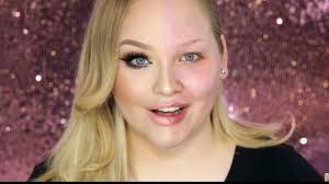 Nikkie de jager known as nikkietutorials is recognized with her beauty vlogging and as a makeup artist. So Machtig Ist Make Up Bloggerin Nikkie Zeigt Es Im Video Und Kampft Gegen Make Up Shaming Stern De