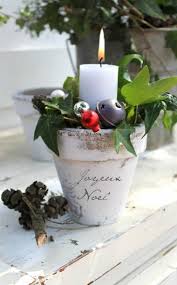 A noël, composez un super centre de table table avec de jolis proteas, chaudement emmitouflés dans un ruban de fourrure. Composition Florale Noel Pour Deco De Table Et De L Exterieur