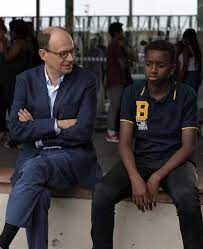 Scoprite la storia del professore foucault e della sua nuova classe: Il Professore Cambia Scuola Su Rai 3 La Commedia Sull Istruzione In Periferia