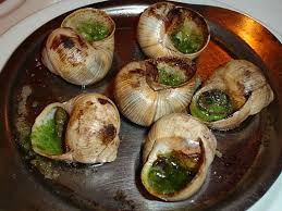 Los caracoles a la mallorquina son una receta muy típica de mallorca que, a diferencia de otros sitios de españa, donde se sirven caracoles fritos, los caracoles mallorquines son más pequeños, por lo que cocinar este tipo de caracoles puede resultar un poco más rápido que los otros más grandecitos, como son los caracoles de barcelona. Que Vino Tomar Con Caracoles Con Mantequilla De Ajo De Cata En Cata