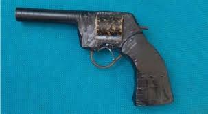 A comercialização de simulacros de armas é ilegal no brasil. Jovens Sao Apreendidos Com Simulacro De Arma De Fogo Dentro Da Escola
