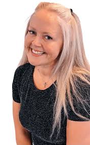 Amanda Poll's Instagram, Twitter & Facebook