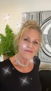 Leslie Hawkins's Instagram, Twitter & Facebook