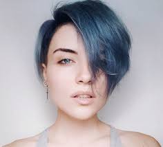 Get this look by having slightly shorter hair than an emo haircut would usually feature. 7 Inspirational Ways To Style Emo Bangs Like It S 2018 Not 2004