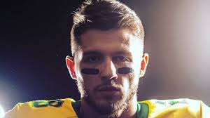 Corpo de jogador de futebol americano que morreu em acidente de moto é  sepultado