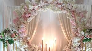 Dekorasi pelaminan yang disebut dengan tema cherry blossom ini didominasi oleh warna merah muda, sesuai dengan warna bunga ini. Tutorial Dekorasi Akad Nikah Dengan Bunga Sakura Youtube Bunga Sakura Bunga Pernikahan