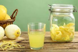 Il liquido scenderà direttamente nella pentola, mentre le scorze che resteranno dentro al colino e nel. Limoncello Fatto In Casa La Ricetta Originale Con Limoni Bio Ambiente Bio
