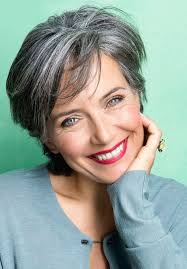 Comment bien faire la transition vers les cheveux gris ? Coupe De Cheveux Coiffure Femme De 60 Ans