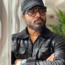 Asim Raza's Instagram, Twitter & Facebook