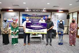 Universiti malaysia kelantan (umk) adalah merupakan universiti awam dan juga institut pengajian tinggi awam yang terdapat di malaysia. Umk Terima Zakat Lebih Rm900 000