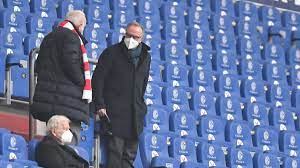 September 1955 in lippstadt) ist ein ehemaliger deutscher fußballspieler auf der position des stürmers und heutiger fußballfunktionär. Karl Heinz Rummenigge Fc Bayern Tragt Spezielle Corona Maske Auf Schalke Hintergrunde Schalke 04
