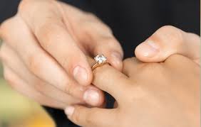 Ihre individuellen trauringe einfach selbst gestalten mit dem trauringkonfigurator. An Welche Hand Kommt Der Verlobungsring Hochzeit Com