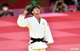 楊勇緯昨天在東京奧運柔道賽上，輸給日本選手高藤直壽拿下銀牌飲恨，在場上落下男兒淚。雖然沒有如期奪金，但楊勇緯因為外型俊俏帥氣被稱為「柔道男神」，在奧運一戰上圈粉無數，尤其是日本、台灣粉絲，ig 追蹤人數從僅 1 萬多人飆升到 14 萬，並成為推特熱搜關鍵字，許多日本粉絲留言甜. Xlal5babmr5jsm