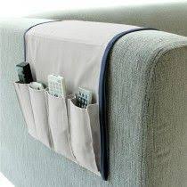 O Porta Controle Remoto Para Sofa Cinza E Azul Inova E Perfeito Para Manter Suas Coisas Em Ordem Possui 4 Espaco Sofa Arm Covers Sofa Storage Sofa Accessories