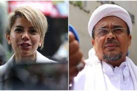 Akun aurrel aurrel (fb.com/100042429525111) mengunggah gambar yang seolah mempelrihatkan habib rizieq dan firza husein sedang bersama dengan narasi sebagai berikut Ungkit Nama Firza Husein Nikita Mirzani Kembali Sentil Rizieq Shihab Nyai Kabur Gara Gara Janda Pulang Pulang Dihajar Janda Semua Halaman Grid Hot