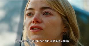 Kinds of Kindness Yorgos Lanthimos, 2024 Anlarız ki , Liz'in indulgence  diye algılanan ve lanetlenen çikolata tutkusu, meğer kendisine  dayatılanlara karşı seçeneksiz olarak sarıldığı bir hayatta kalma  çabasıymış. Çikolata hazdır hiç şüphesiz.