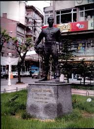 Cengiz topel, babasının görevli olduğu i̇zmit'te 2 eylül 1934 tarihinde doğdu. Cengiz Topel Kimdir Galeri Yasam
