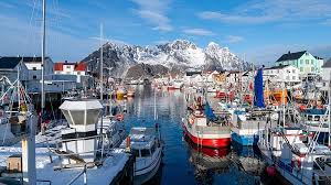 It is located on several small islands off the southern coast of the large island of austvågøya in the lofoten archipelago. Datei Henningsvaer Lofoten Norway Jpg Wikipedia