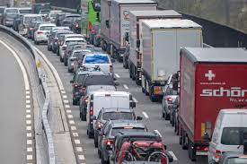 Die aussicht auf verlängerte brückentage… Gotthard Stau Reisende Mussen Sich Gedulden
