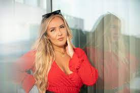 Temptation island starts with couples travel to a tropical paradise where they are forced to decide if they. Temptation Island Auf Rtl Fuhren Diese Zwolf Frauen Liierte Manner In Versuchung Stern De