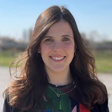 Laura Lisboa's Instagram, Twitter & Facebook