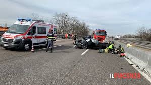 Nel pomeriggio di oggi si è ribaltata una cisterna con 28mila litri di olio esausto all'interno, all'uscita del casello di piacenza sud. Auto Perde Il Controllo E Si Schianta Tre Feriti Uno E Grave