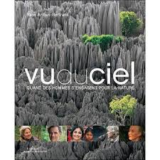 Son dernier documentaire a été diffusé mardi 28 janvier sur france 2.intitulé méditerranée, notre mer à tous, il se. Vu Du Ciel Quand Des Hommes S Engagent Pour La Nature Broche Yann Arthus Bertrand Collectif Achat Livre Fnac