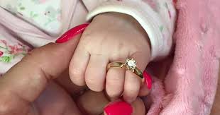 Ohne besondere leistungen ist daniela katzenberger innerhalb kürzester zeit zum star geworden. Daniela Katzenberger Baby Sophia Tragt Ihren Verlobungsring Bunte De