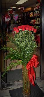 What kind of roses have the largest blooms? 1273 Grf By Golden Rose Florist