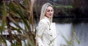 Camille dhont is een belgische zangeres en actrice uit wevelgem. Camille Dhondt Launches New Single Fireworks Music World Today News