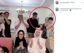 Rumah arya saloka dan istrinya, putri anne tak semewah di sinetronnya lho, bunda. Tingkah Arya Saloka Putri Anne Bikin Salfok Definisi Nikah Sama Temen Matamata Com