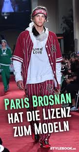 Pierce brosnan kinder er teilt seinen nachnamen mit seinem großvater pierce brosnahan (brosnan), der nach seinen eltern john brosnahan und margaret pierce benannt … Pin Auf Stars